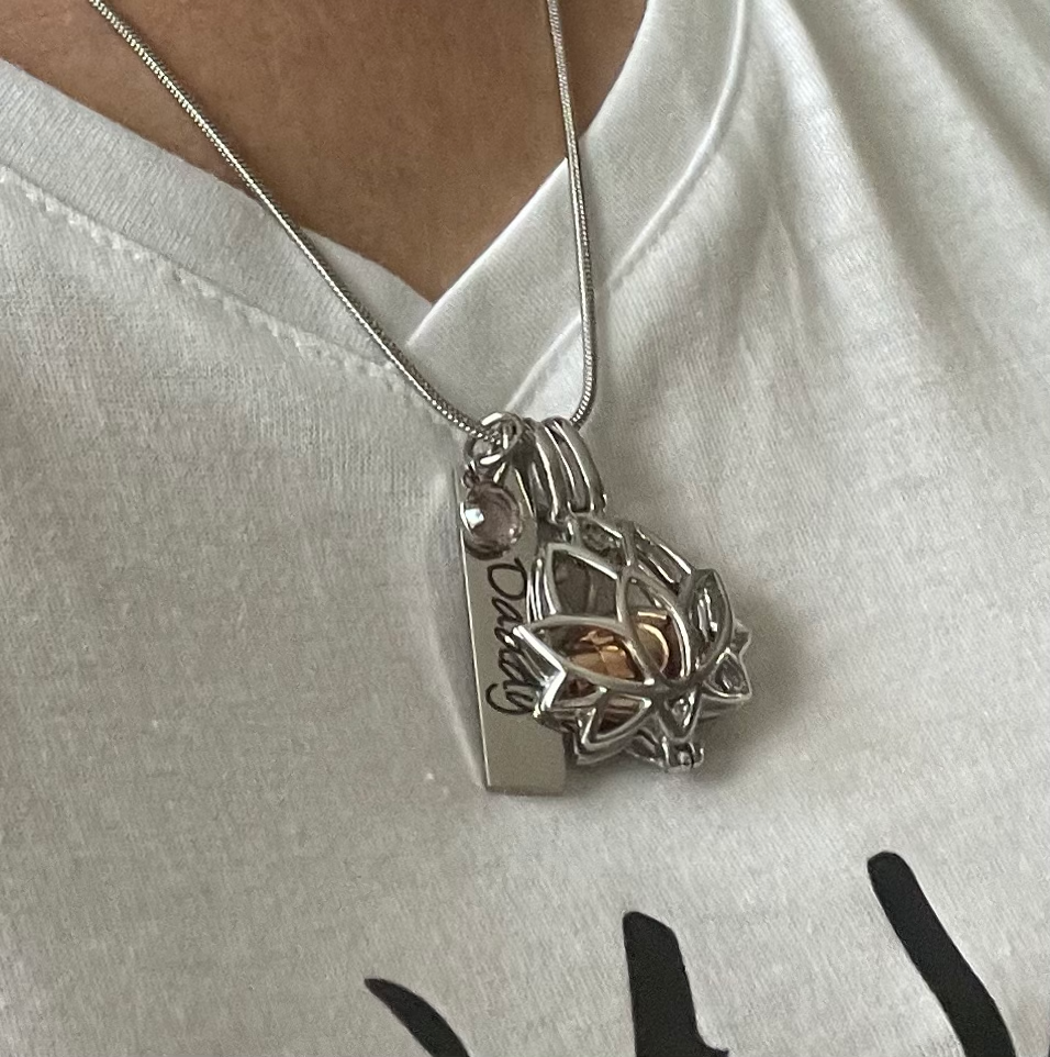 Choosing the Best Cremation Jewelry to Honor Your Loved One